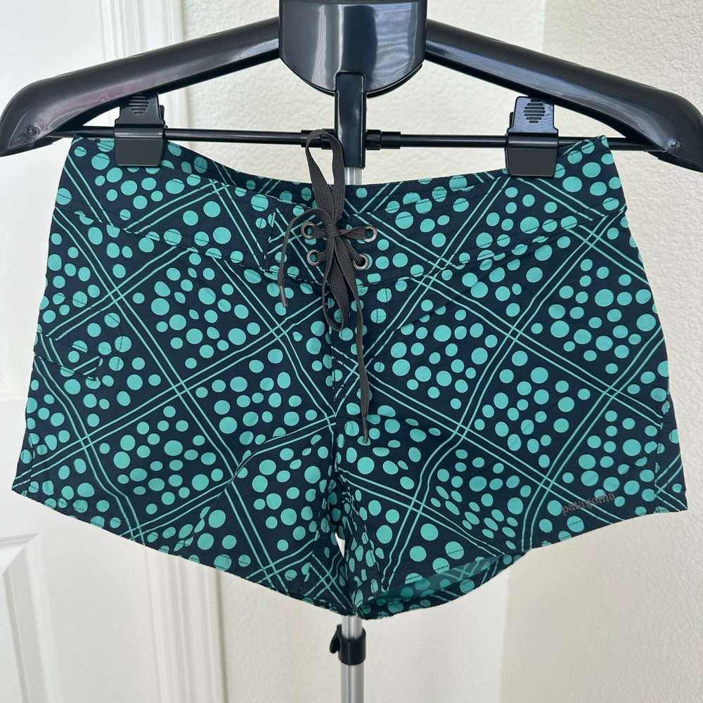 EUC Patagonia Women’s Wavefarer Aqua Blue Spotted Board Shorts size 2